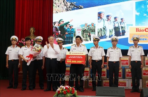 Chánh án Tòa án nhân dân Tối cao Nguyễn Hòa Bình thăm và tặng quà Lữ đoàn Tên lửa bờ 682

